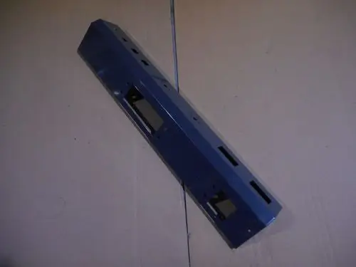 Blende eines Schaltfeldes in blauer Farbe, mit mehreren Öffnungen und Befestigungslöchern, passend für Produkte der Marke Remeha.